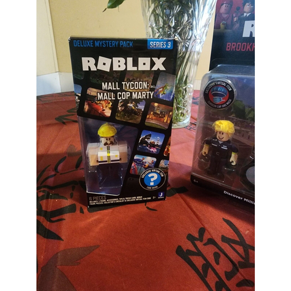 ROBLOX: Mall Tycoon Mall Cop Marty, Brookhaven: St. Luke's Hospital - Picture 2 of 7